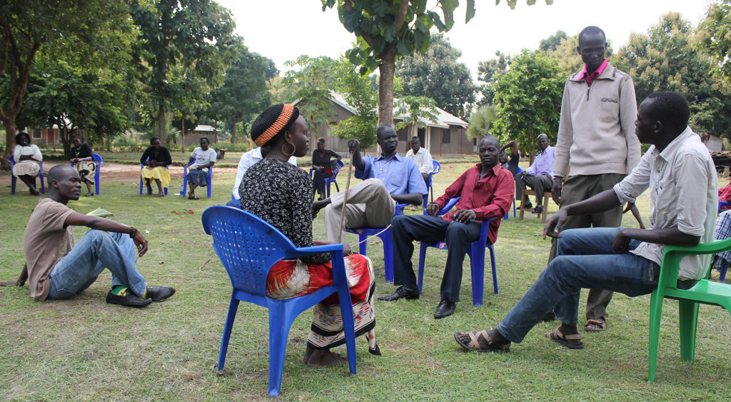 Alumnos del Instituto de la Paz RECONCILE en Yei, Sudán del Sur, representando una obra de teatro en clase