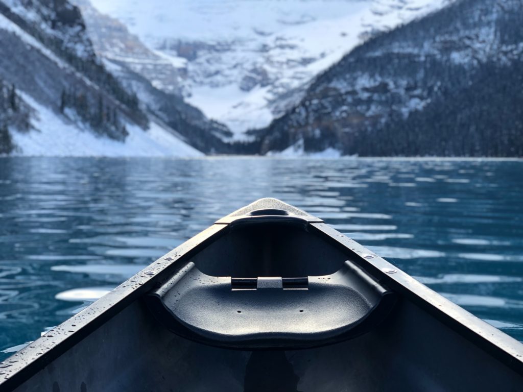 Navegar en canoa por las montañas