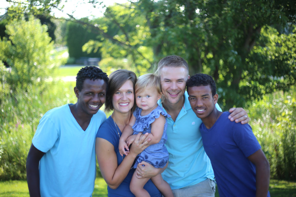 La familia Boersma. Caitlin y Brent Boersma se convirtieron en padres de acogida de dos niños de Eritrea cuando su hija tenía solo un año.