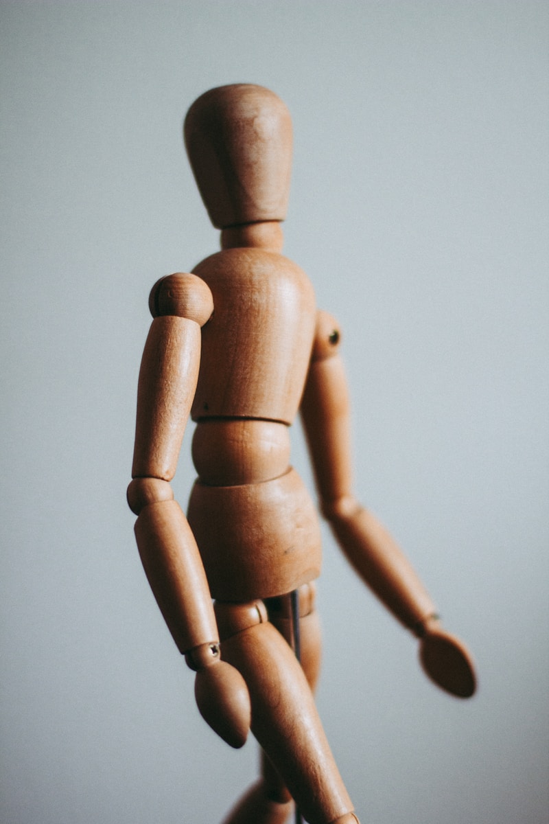 foto colse-up de la muñeca de madera marrón