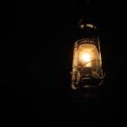 lámpara negra y marrón encendida durante la noche