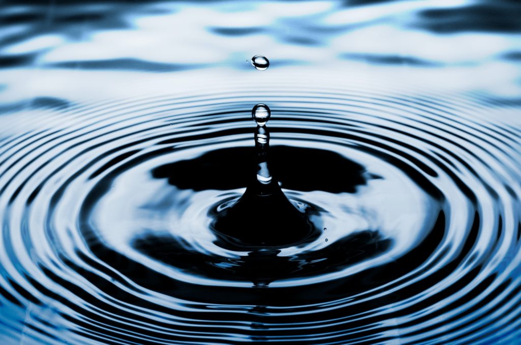 El efecto de ondulación de una gota de agua en una masa de agua