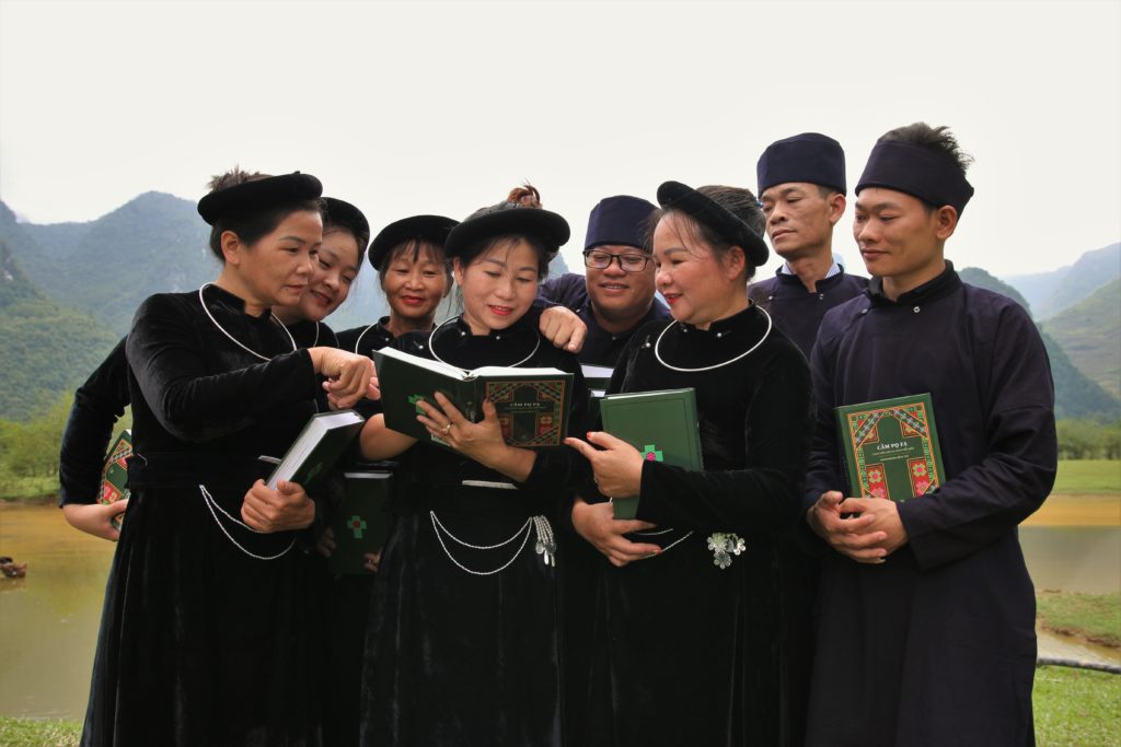 grupo de cristianos vietnamitas con su Biblia recién traducida