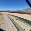 La frontera entre EE.UU. y México vista a través de una valla