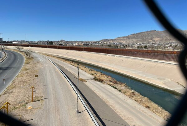 La frontera entre EE.UU. y México vista a través de una valla
