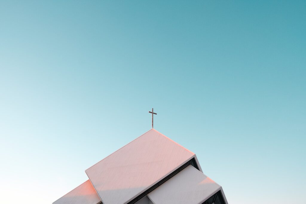 tejado de una iglesia con una cruz encima