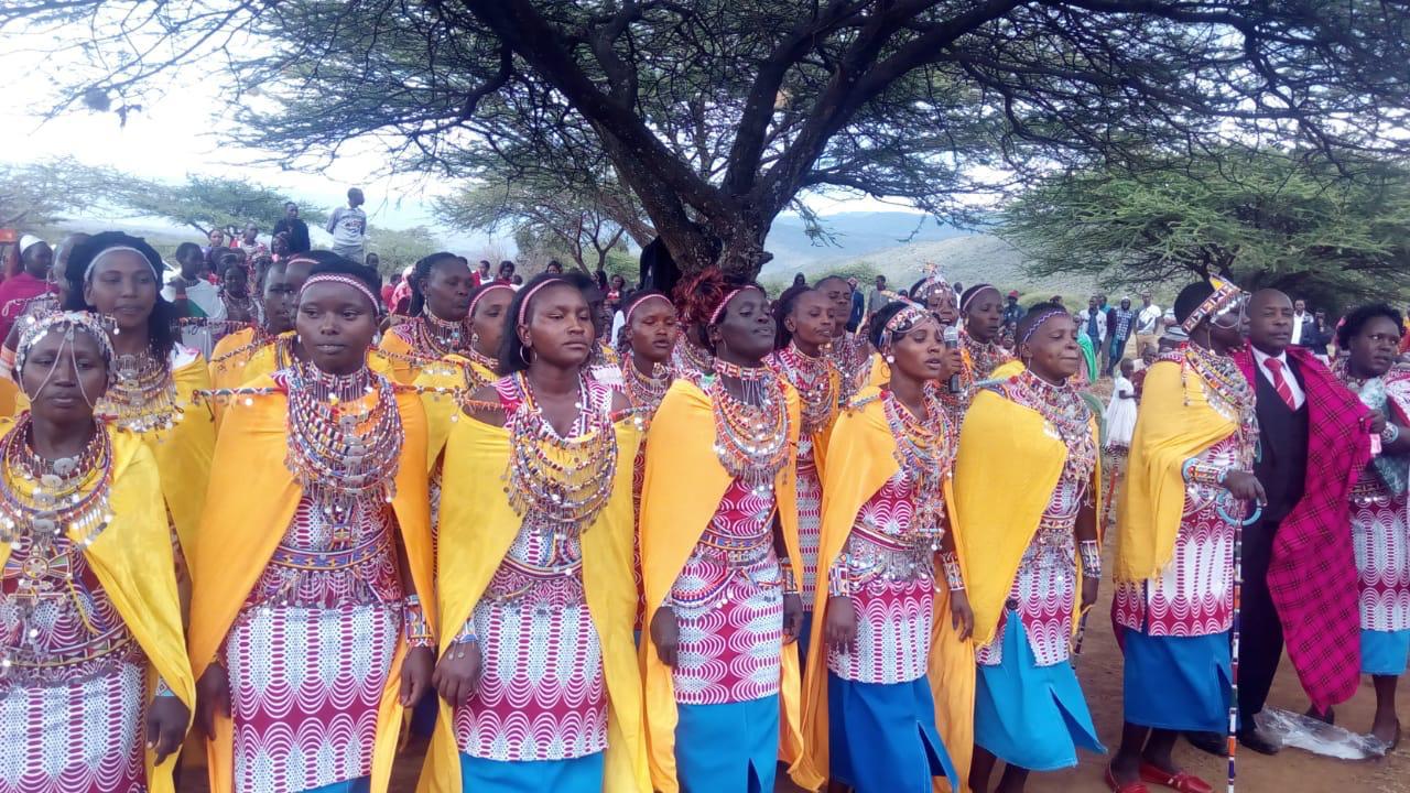 Coro de mujeres maasai'durante la convención de Navidad