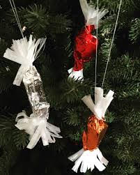 bombones envueltos en rojo y blanco en el árbol de Navidad