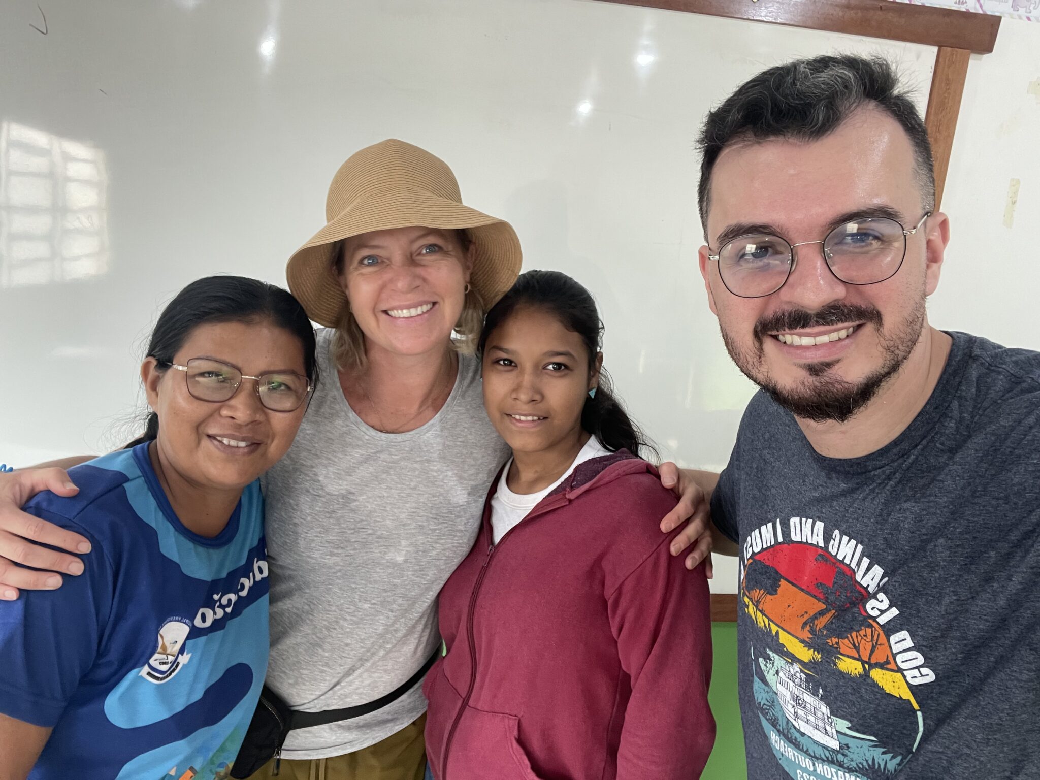 dos niñas brasileñas con los voluntarios del barco de la misión médica