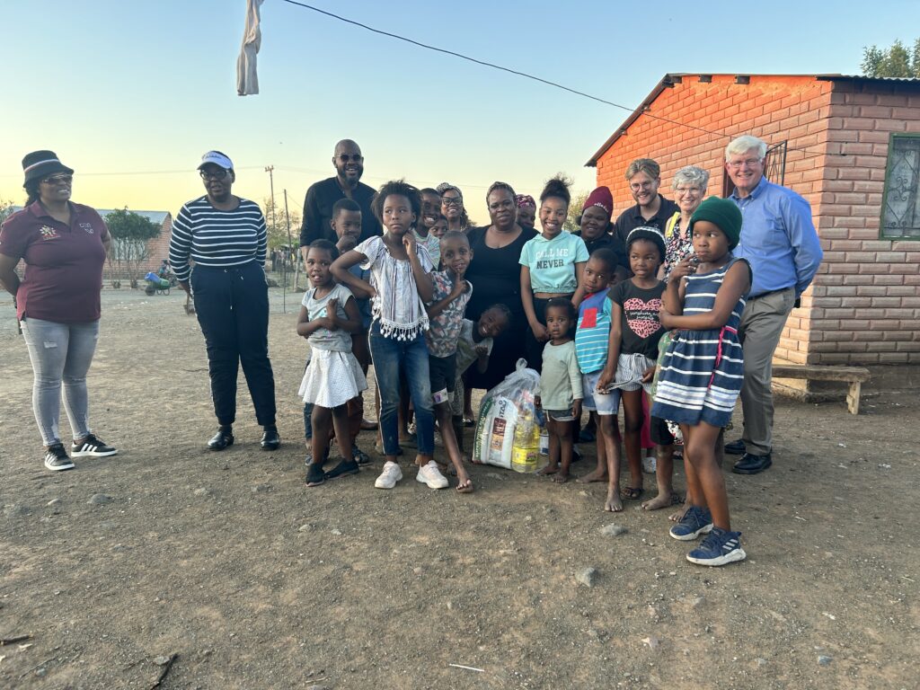 grupo de unos pocos adultos y niños al aire libre en Sudáfrica