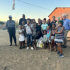 grupo de unos pocos adultos y niños al aire libre en Sudáfrica